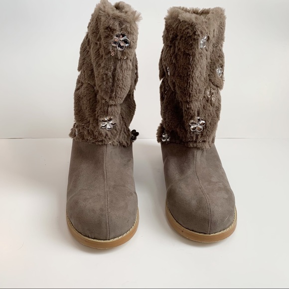 Joan Boyce Faux Fur Boot, Quilted, Jeweled, Pull on, Gray, Size 7.5 - Picture 2 of 7